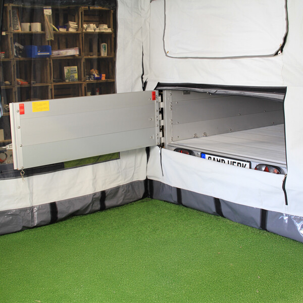 Bagklap der åbner til siden